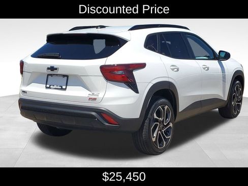 Used 2025 Chevrolet Trax RS w/ Sunroof Package FWD image 3