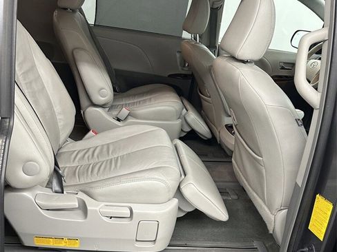 Used 2014 Toyota Sienna XLE image 32