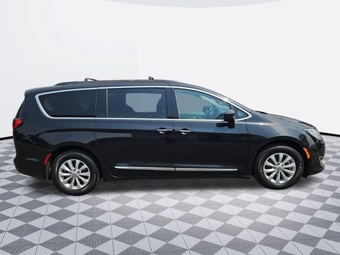 Used 2017 Chrysler Pacifica Touring-L FWD image 7