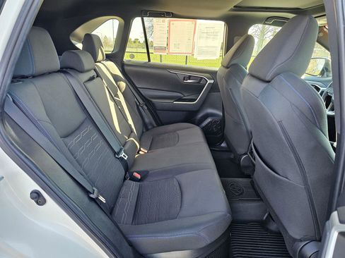 Used 2022 Toyota RAV4 SE w/ Convenience Package image 12