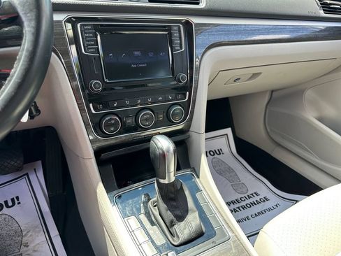 Used 2016 Volkswagen Passat 1.8T SE FWD image 34