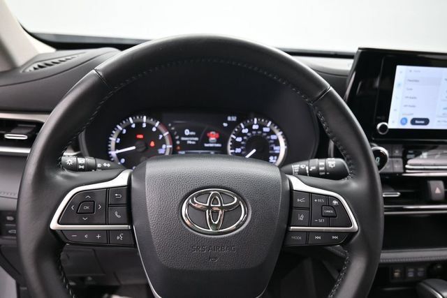 Used 2023 Toyota Highlander LE AWD/4WD image 21