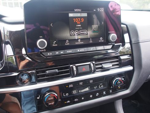 Used 2025 Nissan Pathfinder SV FWD image 27