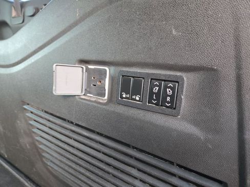 Used 2021 GMC Yukon XL Denali w/ Denali Premium Package image 39