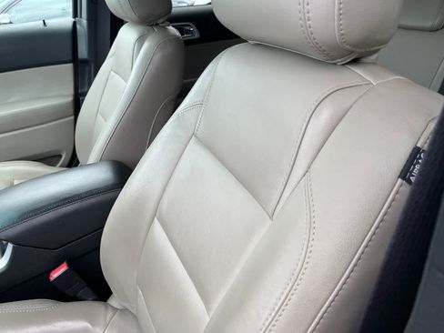 Used 2015 Ford Explorer XLT w/ Equipment Group 202A AWD/4WD image 26