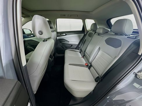 Used 2022 Volkswagen Taos SE w/ Panoramic Sunroof Package FWD image 28