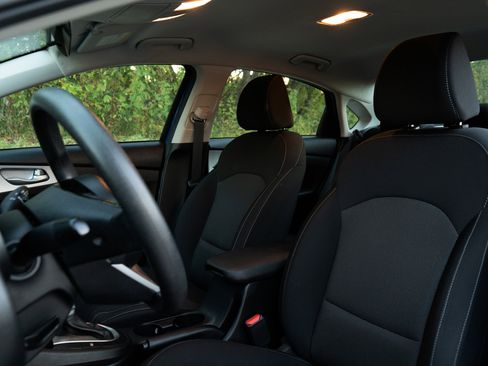 Used 2023 Kia Forte LXS w/ LXS Technology Package image 18