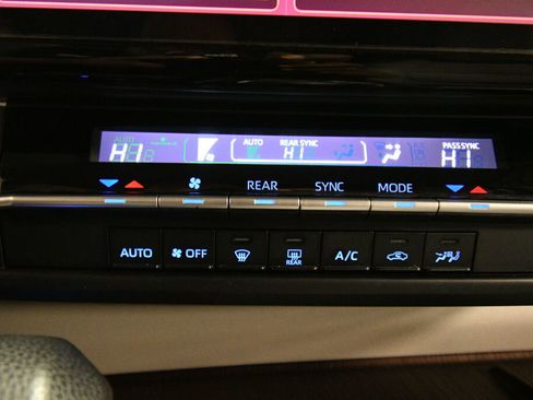 Used 2021 Toyota Sienna LE FWD image 15