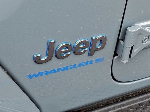 Used 2024 Jeep Wrangler Unlimited w/ Convenience Group AWD/4WD image 32