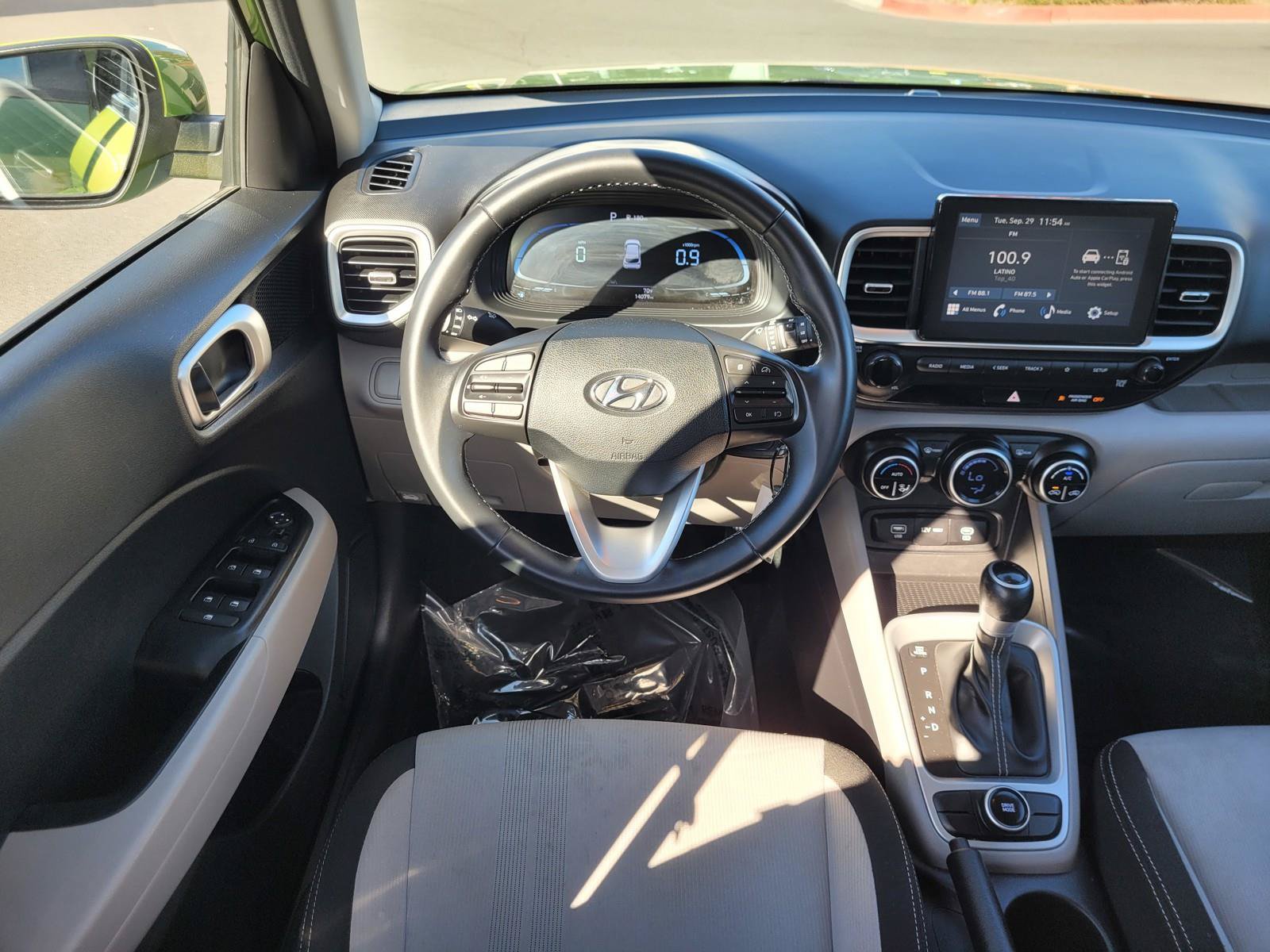 Used 2023 Hyundai Venue SEL FWD image 17
