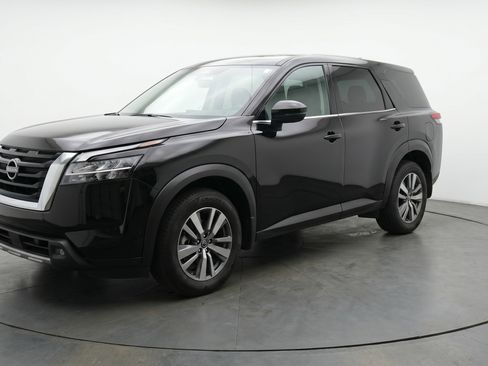 Used 2025 Nissan Pathfinder SV image 3