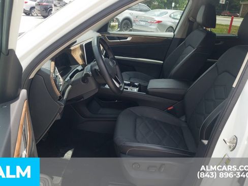 Used 2025 Volkswagen Atlas SE FWD image 6