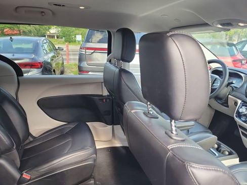 Used 2023 Chrysler Pacifica Touring-L FWD image 30