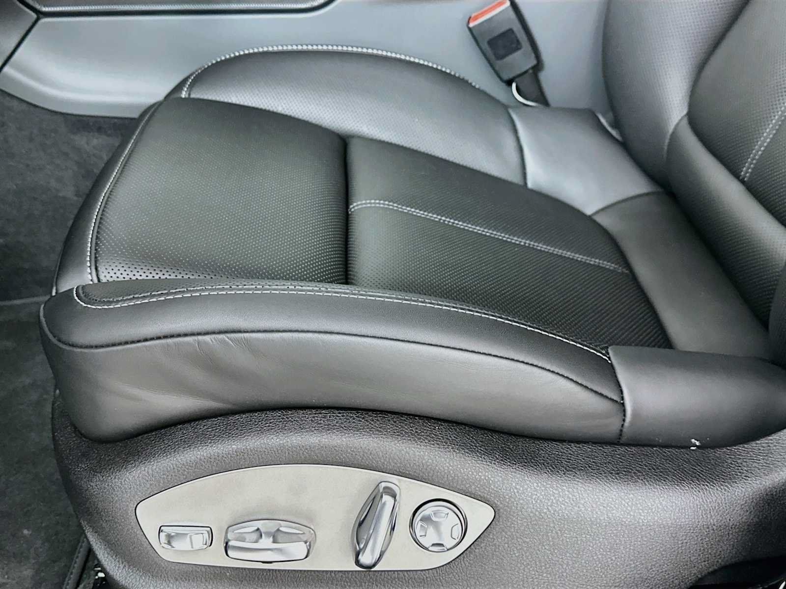 Certified 2025 Porsche Macan AWD/4WD image 12