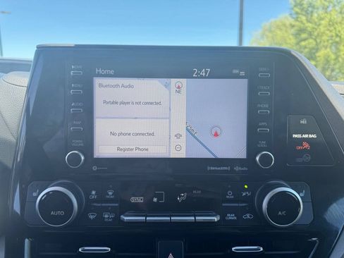 Used 2021 Toyota Highlander XLE AWD/4WD image 22