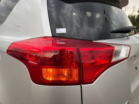 Used 2015 Toyota RAV4 LE FWD image 11