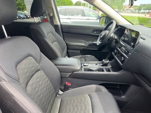 Used 2025 Nissan Pathfinder S AWD/4WD image 32