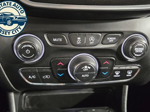 Used 2019 Jeep Cherokee Trailhawk w/ Comfort/Convenience Group AWD/4WD image 18