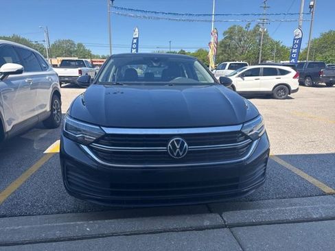 Used 2022 Volkswagen Jetta SE FWD image 2