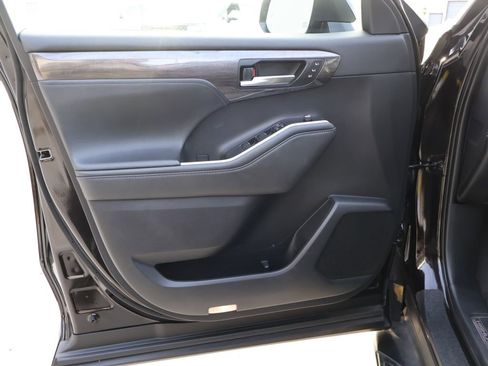 Used 2021 Toyota Highlander Limited image 24