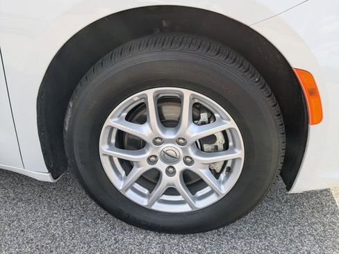 Used 2023 Chrysler Pacifica Touring-L image 9