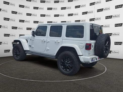 Used 2022 Jeep Wrangler Unlimited Sahara AWD/4WD image 4