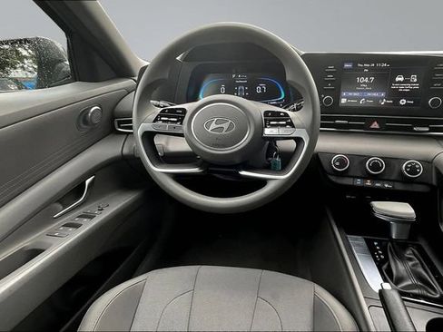 Used 2025 Hyundai Elantra SE FWD image 8