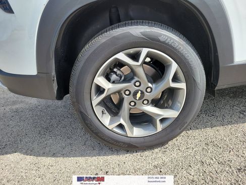 Used 2025 Chevrolet Trax LT FWD image 6