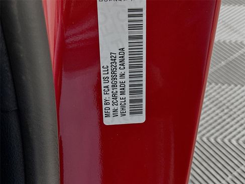 Used 2025 Chrysler Pacifica Select image 32