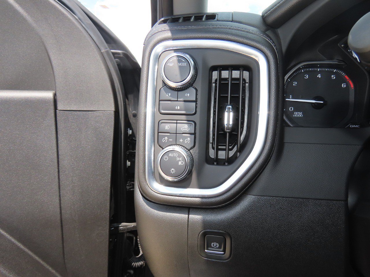 Used 2022 GMC Sierra 2500 SLE w/ SLE Value Package; AWD/4WD image 26