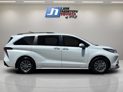 Used 2022 Toyota Sienna XLE FWD image 4