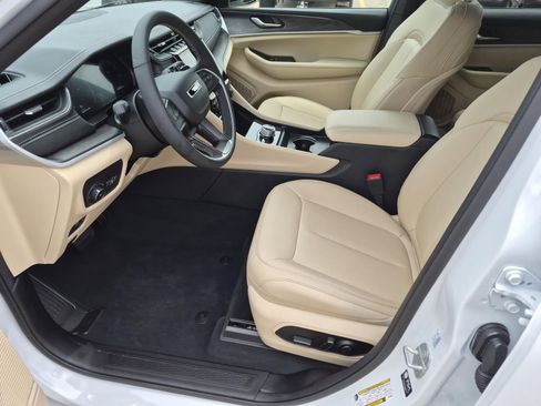 Used 2025 Jeep Grand Cherokee L Limited AWD/4WD image 12