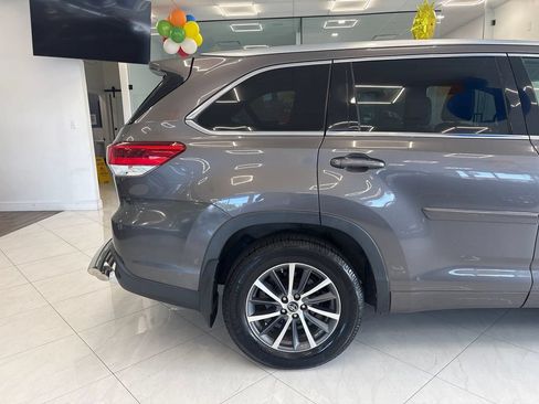 Used 2017 Toyota Highlander XLE AWD/4WD image 8