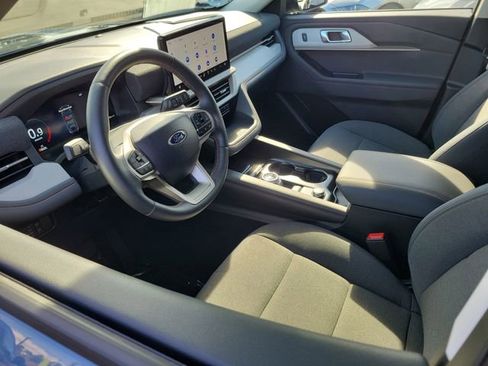 Used 2025 Ford Explorer Active image 3