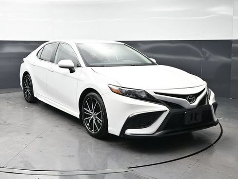 Used 2024 Toyota Camry SE FWD image 2