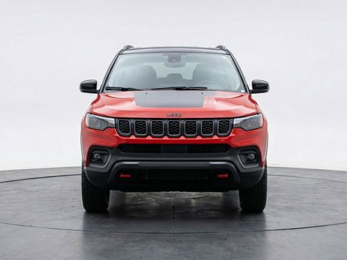 Used 2025 Jeep Compass Trailhawk image 2