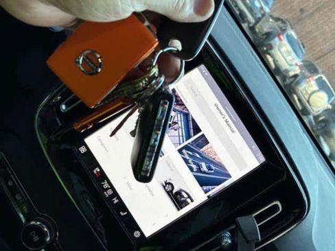 Used 2023 Volvo XC40 Recharge Ultimate w/ Protection Package Premier image 5