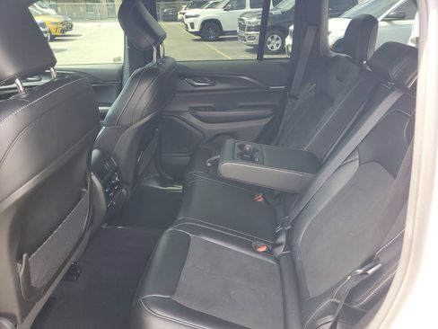 Used 2025 Jeep Grand Cherokee Altitude AWD/4WD image 10