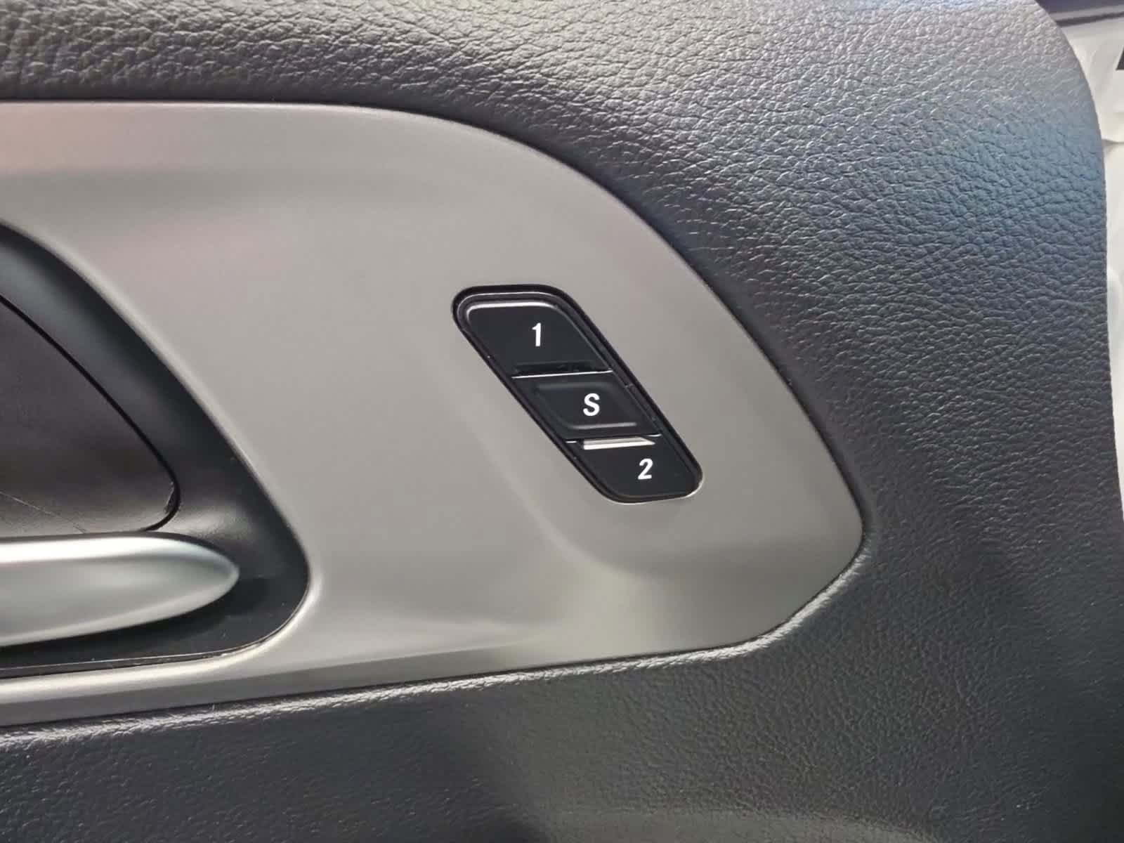 Used 2025 Chrysler Pacifica Limited FWD image 24