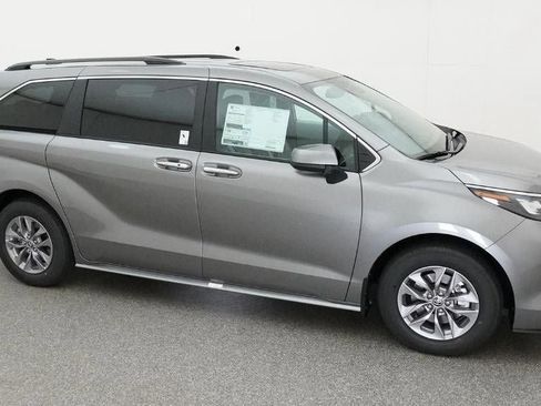 New 2026 Toyota Sienna XLE image 12