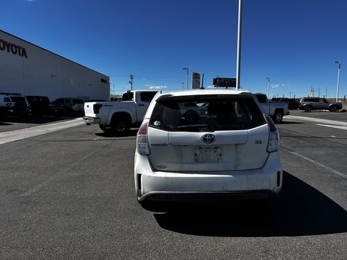 Used 2017 Toyota Prius V Four w/ Preferred Accessory Package FWD image 4