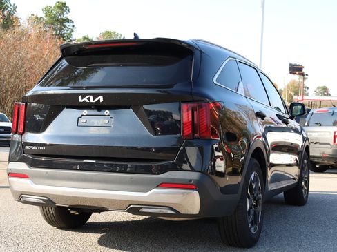 Used 2024 Kia Sorento S image 3