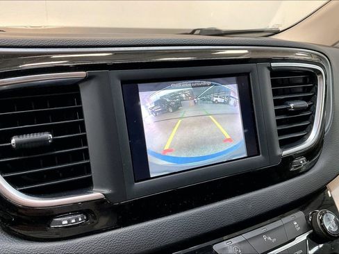 Used 2020 Chrysler Pacifica Touring w/ Cold Weather Group FWD image 15