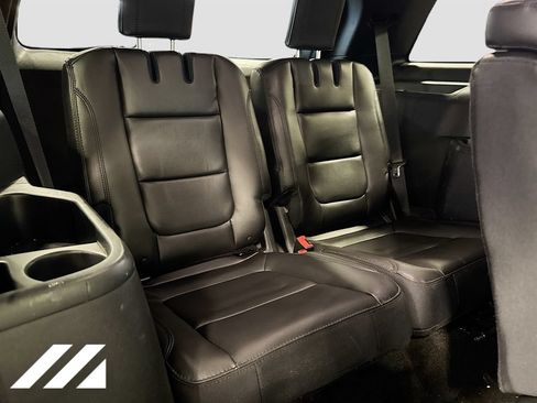 Used 2018 Ford Explorer XLT w/ Equipment Group 202A FWD image 30