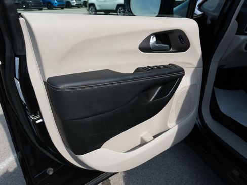 Used 2024 Chrysler Pacifica Touring-L FWD image 15