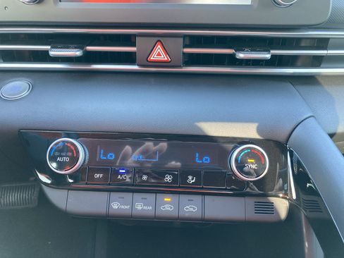 Used 2025 Hyundai Elantra Blue image 17