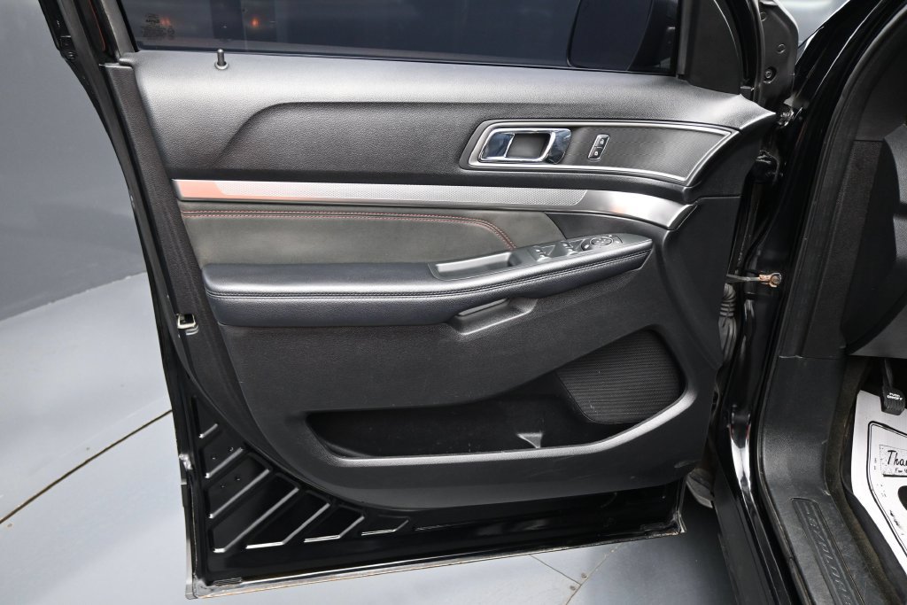 Used 2018 Ford Explorer XLT w/ XLT Appearance Package AWD/4WD image 10