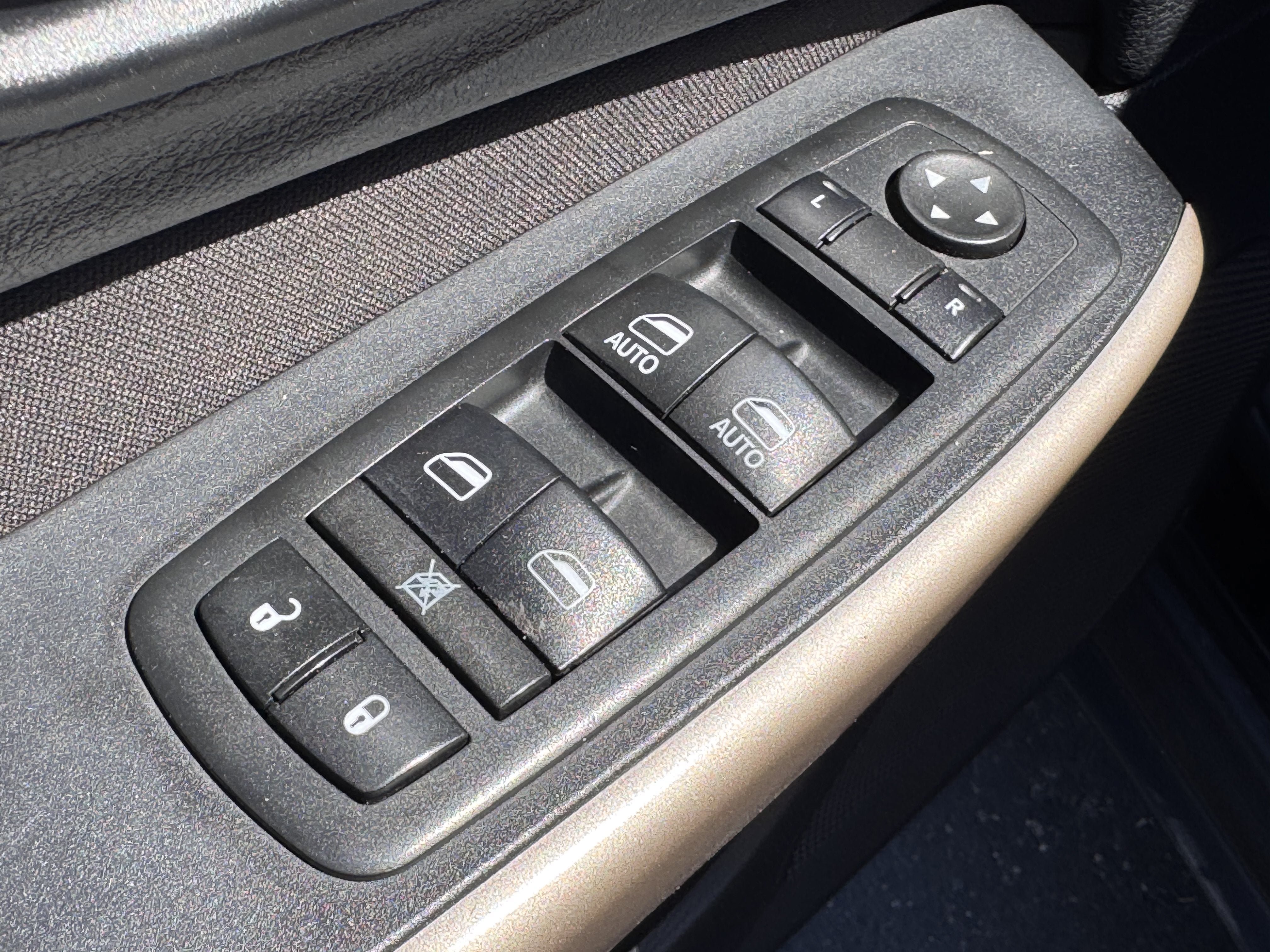 Used 2017 Jeep Cherokee Latitude FWD image 16