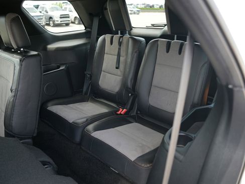 Used 2017 Ford Explorer XLT w/ Equipment Group 202A AWD/4WD image 23