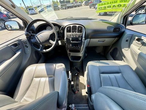Used 2006 Dodge Grand Caravan SXT w/ Leather Interior Group FWD image 16